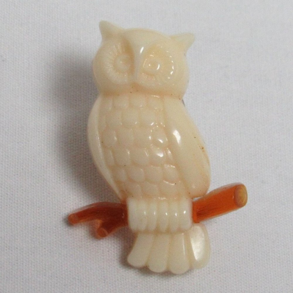 Vintage AVON LUCKY FRIENDS OWL Pin Lucite White/Beige Plastic BROOCH 1984